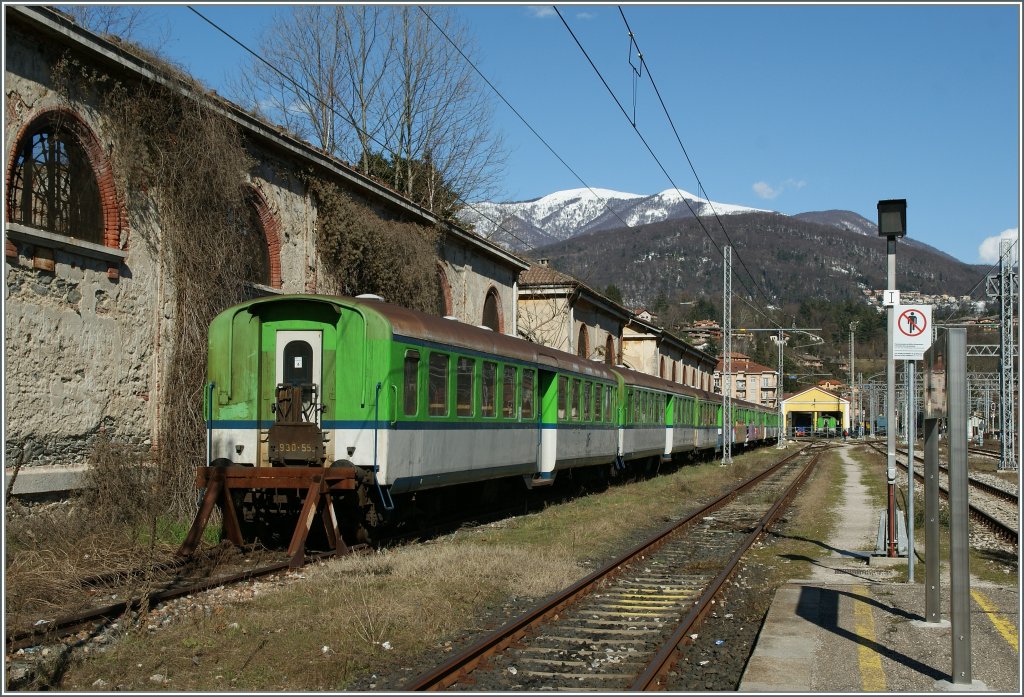 Auch alte  Bekannte : es SBB Mitteleinstiegswagen, nun bei der FMN, in Luino.
Vermutlich werden die Wagen jedoch nur noch im Museus-Zug Einsatz gebraucht.
19. Mrz 2013