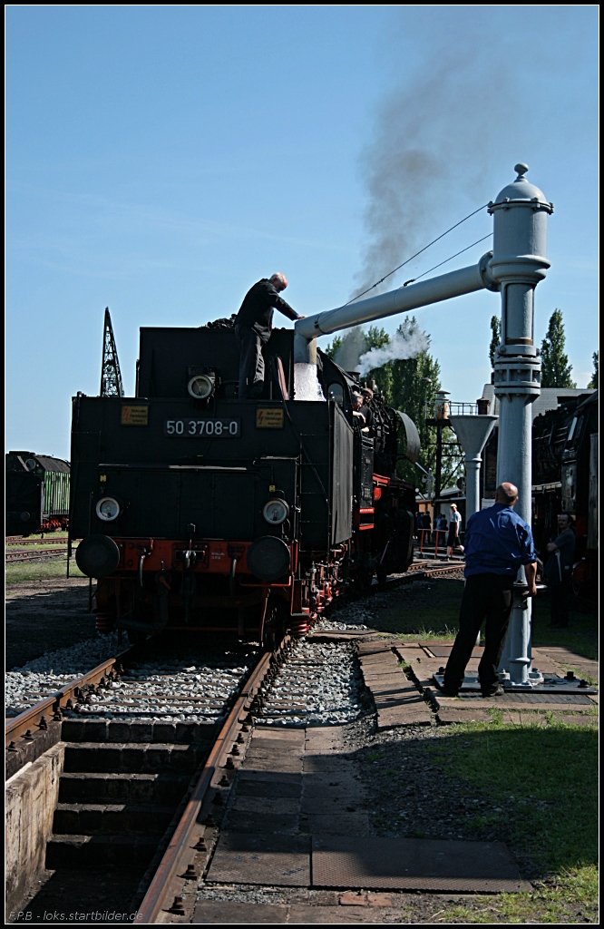 Auch Dampfloks brauchen Wasser. Hier 50 3708-0 beim typischen Wasserfassen (Dampflokfest im Traditionsbahnbetriebswerk Sta�furt, gesehen Sta�furt-Leopoldshall 05.06.2010)