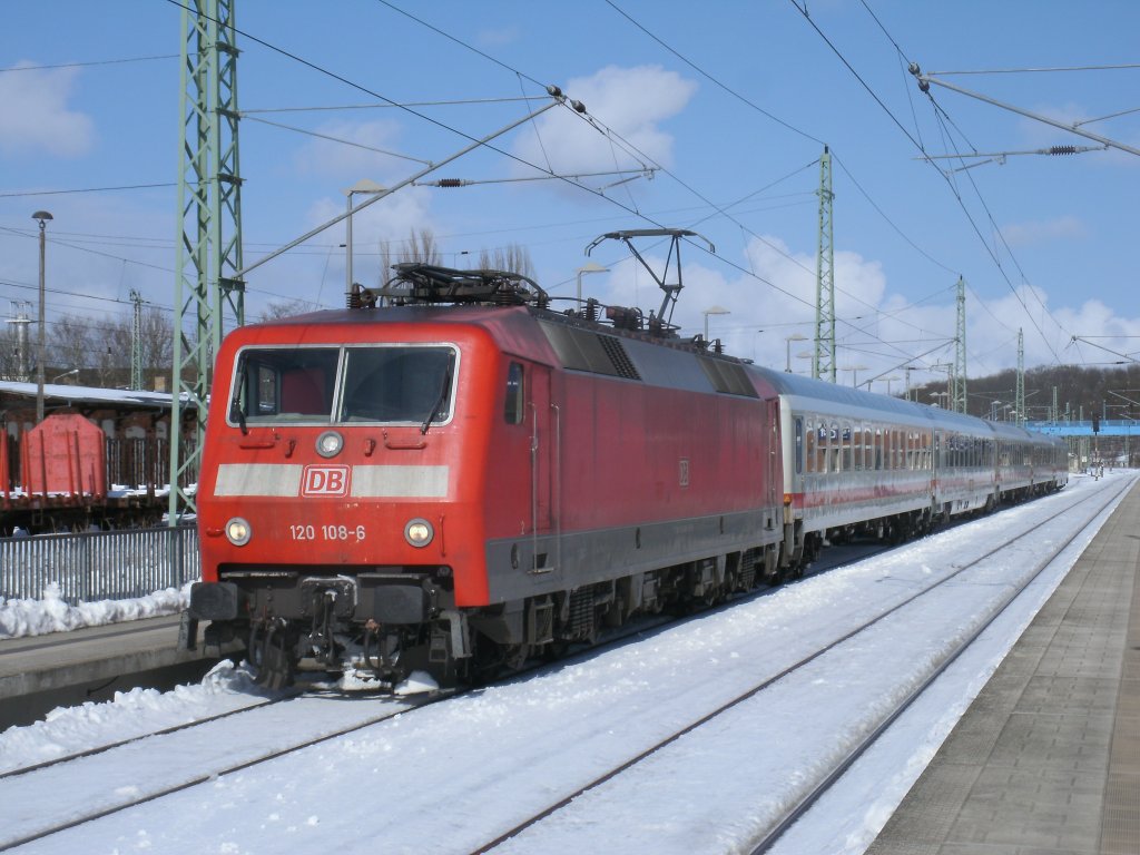 Auch in diesem Jahr wieder im Einsatz der Uex 2429 von Binz nach K�ln.Am 24.M�rz 2013 kam 120 108-6 zur Aufgabe den Zug zubespannen.Hier beim Halt in Bergen/R�gen.In diesem Jahr fuhr der Uex erstmalig im Winter obwohl es auf dem Kalender eigentlich schon Fr�hling ist.