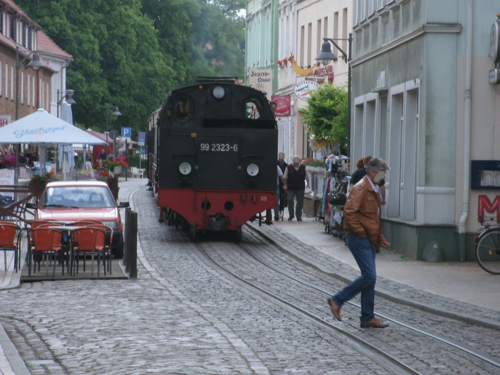 Auch durch das st�ndige Bimmeln von 99 2323 lie� man sich beim �berqueren der Gleise nicht st�ren,als der Zug,am 23.Mai 2011,durch die Stra�en von Bad Doberan fuhr.