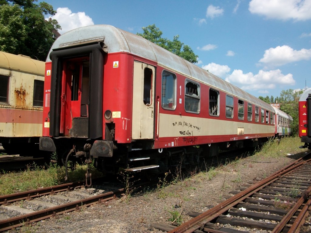 Auch in Polen hat man das Problem von Zerst�rung abgestellter Wagen.So wurden diesem 1.Klasse Reisezugwagen die Fensterscheiben mutwillig eingeschmissen.Am 31.Juli 2010 stand Dieser in Szczecin Glowny.