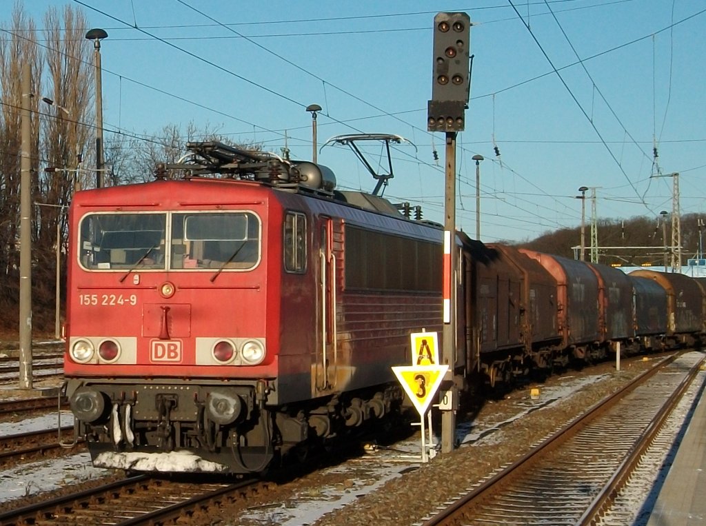 Auch die Seddiner 155 224 mu�te,weil es der Fdl wollte,am 27.Januar 2011,�ber die G�tergleise in Bergen/R�gen.