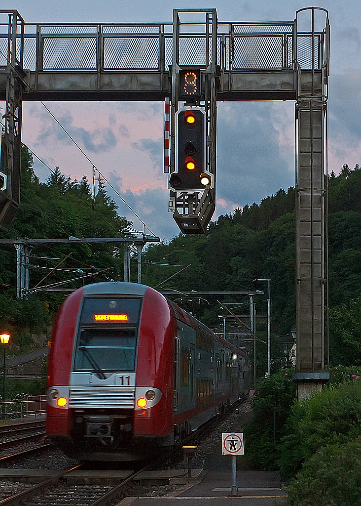 Auf ein baldiges Wiedersehen Christine und Stefan !!!

Der 3-teilige-Doppelstocktriebzug CFL 2211 (Alstom Coradia Duplex), auch  Computermaus genannt, fhrt am 15.06.2013 (22:04 Uhr) vom Bahnhof Clervaux weiter in Richtung Luxembourg (Stadt). 
Mit ihm reisen unsere guten Freunde Christine und Stefan nach Luxembourg, wir hoffen sie bald wieder gesund und munter wiederzusehen.
