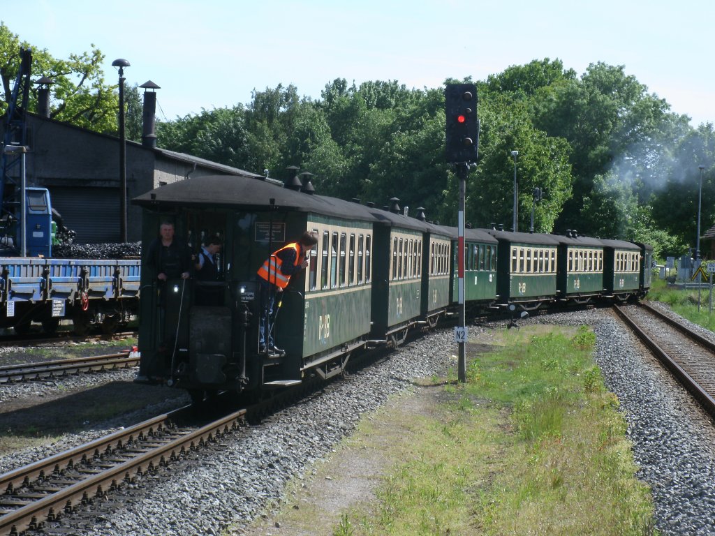 Auf Grund das die Mh52,am 05.Mai 2013,einen Lokschaden erlitten hatte,mu�te die 251 901-5 im planm��igen Zugverkehr aushelfen,so fehlte dann in Putbus eine Lok f�r den Verkehr von und nach Lauterbach Mole.So kam es zum Kuriosum das der P106/109 ohne zweite Lok von und nach Lauterbach Mole fuhr.Hier schob 99 4011-5 den P109 zur�ck in den Bahnhof Putbus zur�ck.