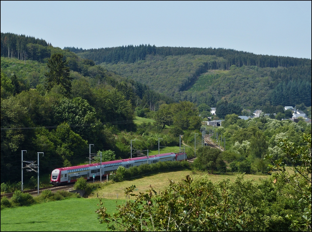 Auf der kurvenreichen Nordstrecke fhrt am 19.08.2012 der IR 3739 Troisvierges - Luxembourg zwischen Enscherange und Wilwerwiltz und wird in Krze den Bahnhof von Wilwerwiltz erreichen. (Jeanny)