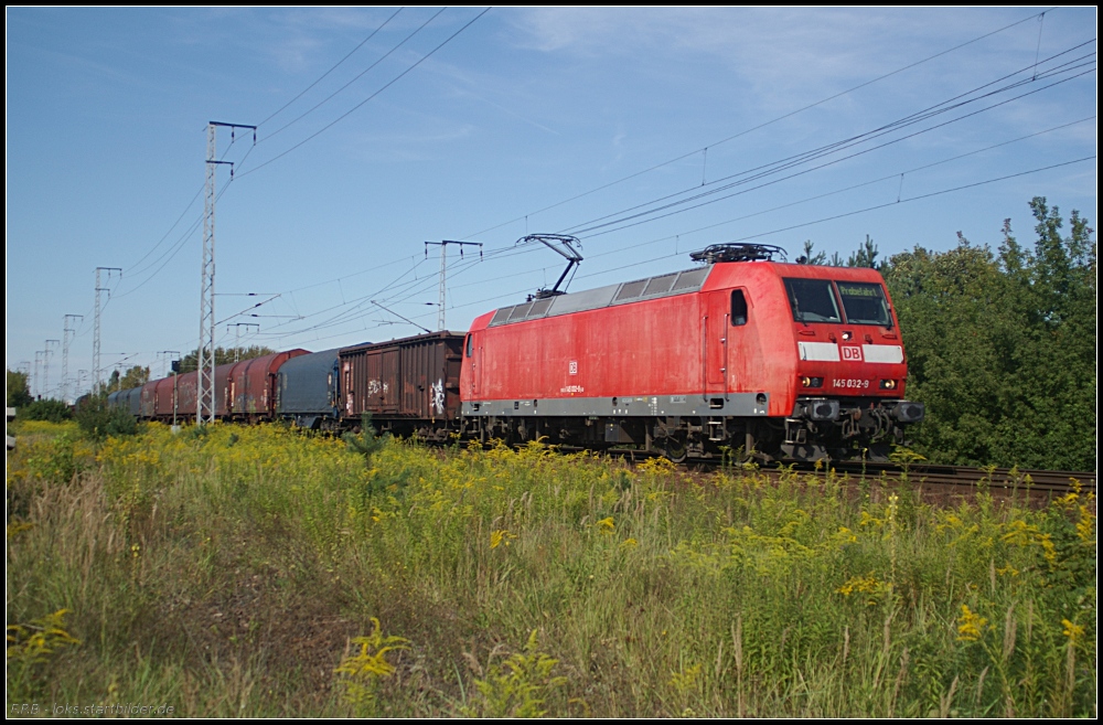 Auf Probefahrt befand sich DB Schenker 145 032-9 nicht, als sie mit einem gemischtem Güterzug am 20.08.2011 durch die Berliner Wuhlheide fuhr. Sie besitzt noch das S-Bahn-Paket das zur EXPO 2000 in Hannover eingebaut wurde