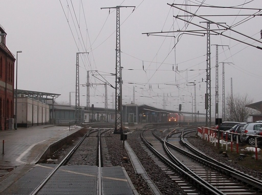 Aufnahme vom Bahn�bergang Tribseer Damm zu den Bahnsteigen in Stralsund am 14.Januar 2011.