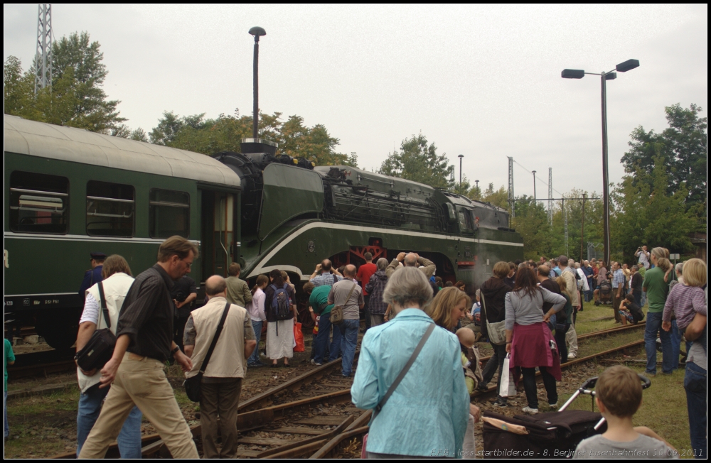 Aufregung entstand bei den vielen Fotografen, als 18 201 mit einem Sonderzug auf dem Bw-Gel�nde eintraf (gesehen 10.09.2011 beim 8. Berliner Eisenbahnfest Bw Sch�neweide)