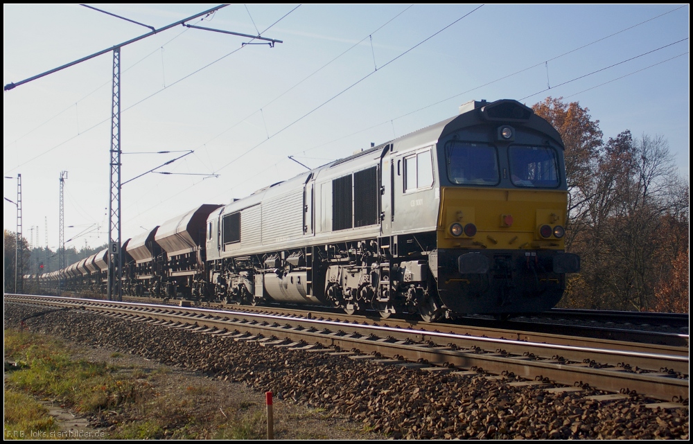 Aus dem Gegenlicht kommt ITL CB 1001 / 266 106 mit Sch�ttgut am 14.11.2012 durch die Berliner Wuhlheide
