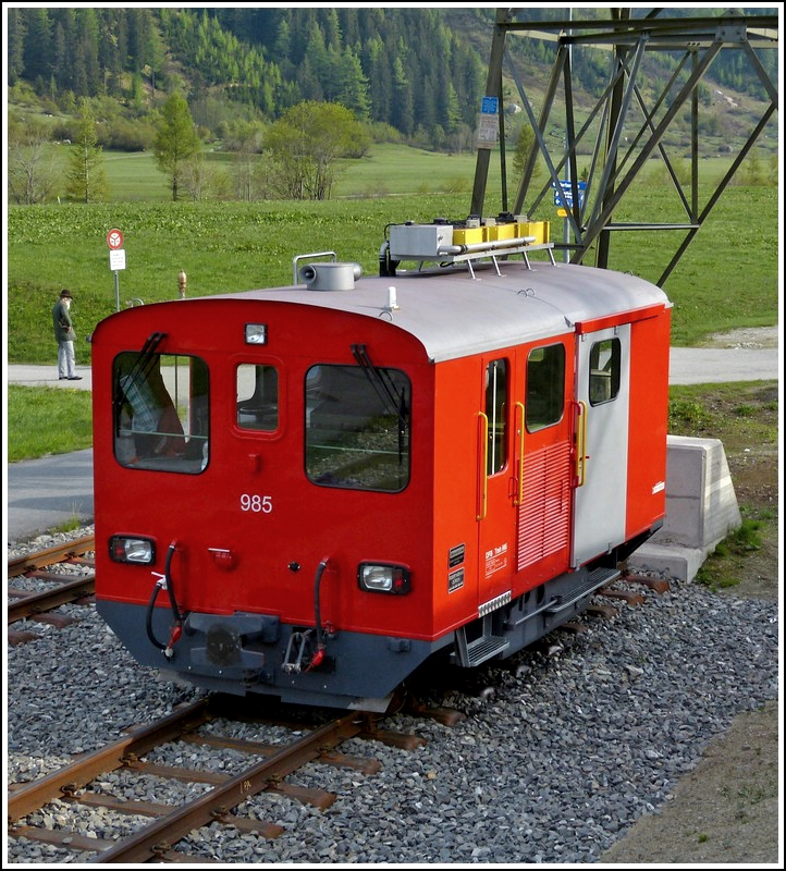 Aus dem MGB Regio gelang mir am 24.05.2012 in Oberwald die Aufnahme des DFB Tmh 2/2 985. Dieser Dieseltraktor wurde 1965 von Robert Aebi gebaut und von der SBB Brnigbahn in Betrieb genommen. 2004 kam er zur DFB, wo er von der Dieselcrew instand gesetzt wurde. Seit dem 30.06.2007 ist er bei der DFB in Betrieb. Technische Daten: Achsfolge: B, Dienstgewicht: 12 t, Lnge ber Puffer: 6070 mm, Bremsen: Staudruck-,Vakuum-, Druckluft-, vakuumgesteuerte Druckluft- und Federspeicher, Hchstgeschwindigkeit Adhsion: 40 km/h, Motor: Dieselmotor Saurer, Leistung: 120 kw. (Hans)
