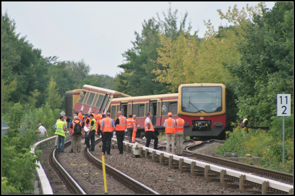 Aus noch ungekl�rter Ursache entgleiste ein Zug der S-Bahn Berlin kurz hinter dem Bahnhof Berlin Tegel. Der Zug der Linie S25 war in Richtung Hennigsdorf b. Berlin unterwegs, als er hinter dem B� entgleiste. W�hrend die beiden f�hrenden Wagen bereits auf dem eingleisigen Teil der Strecke stehen, befindet sich der letzte Wagen auf einem toten Gleis, das fr�her einmal nach L�bars f�hrte. Die Gleisanlagen wurden 2005 weitgehendst abgebaut, nur die Weiche blieb. Auf Google Earth kann man erkennen, dass das Gleis ohne Prellbock kurz vor dem Tunnelportal der A111 endet (21.08.2012)