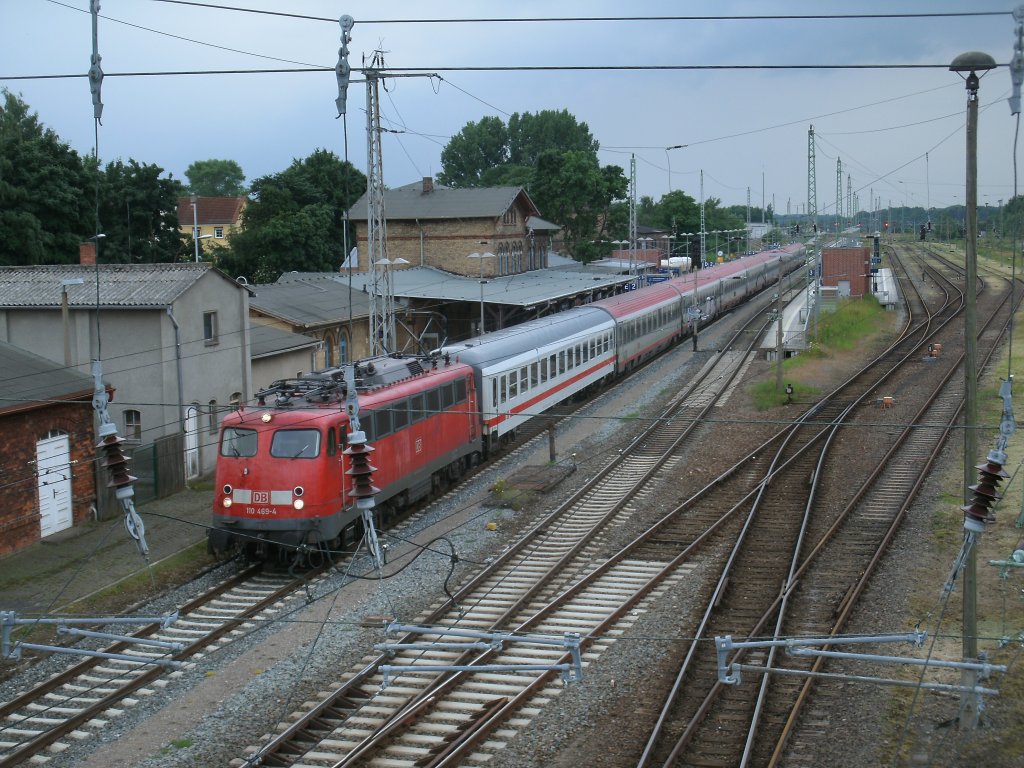 Aus �BB Wagen gebildet verlie� 110 469-6,am 28.Juni 2013,mit dem EC 378 Bratislava-Binz,den Bahnhof Bergen/R�gen mit +15min Versp�tung.