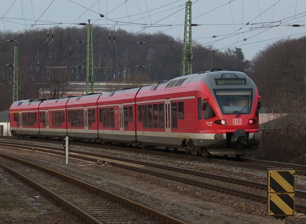 Ausfahrender 429 030 nach Binz am 22.M�rz 2010 an der Nordausfahrt in Bergen/R�gen.