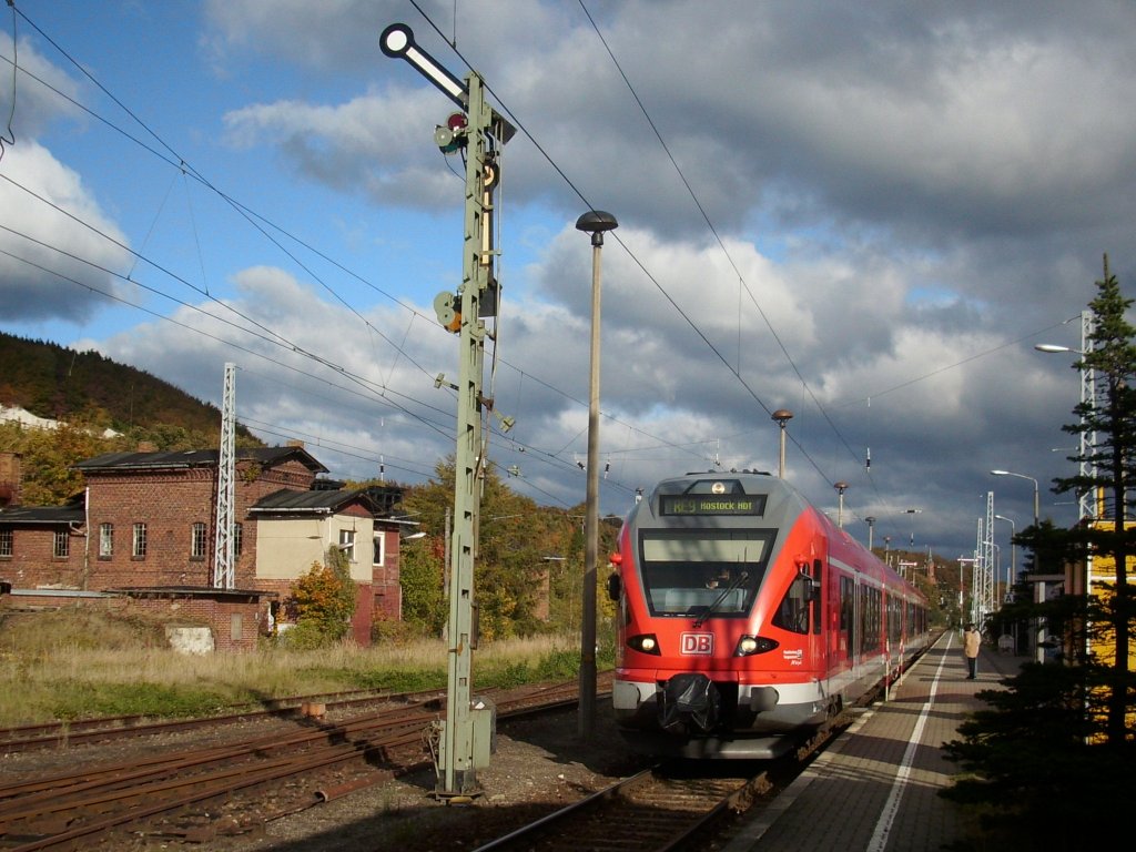 Ausfahrt frei f�r 429 029 als Dieser am 14.Oktober 2009 den Bahnhof Sassnitz verlie�.
