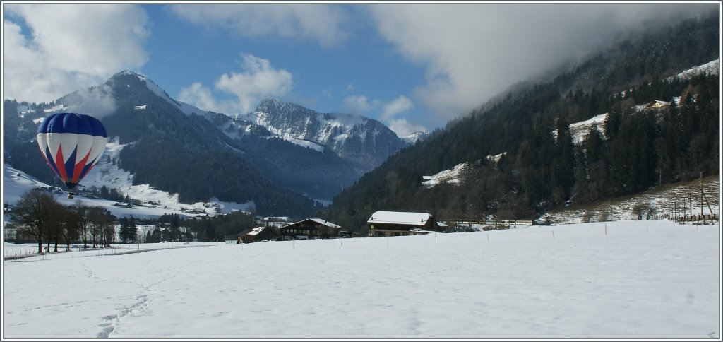 Bahn und Ballone unter einen Hut zu bringen, (bzw. auf ein Bild) ist leider nicht immer einfach...
Bei Chteau d'Oex, den 28. Jan. 2013