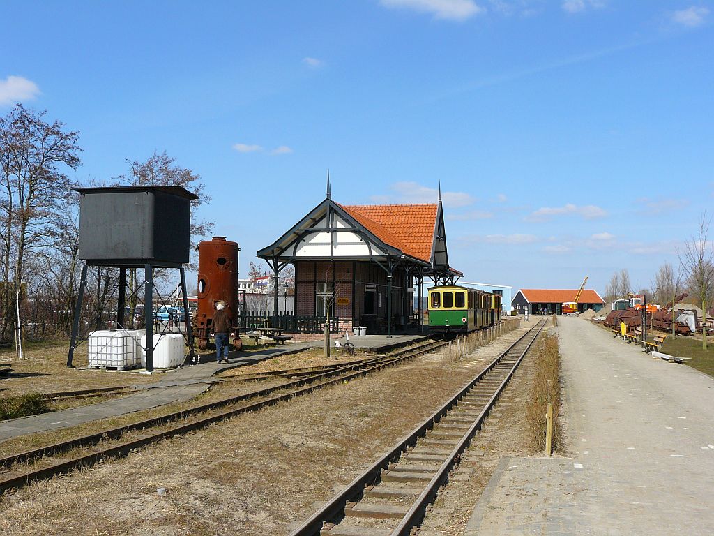 Bahnhof Schmalspurmuseum Valkenburg ZH (Bei Leiden)01-04-2013.


Station Smalspoormuseum Valkenburg (ZH) 01-04-2013.