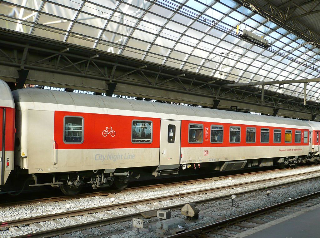 BDcm 874.1 liegwagen Nummer 61 85 82-90 407-3 aus der Schweiz in City Night Line trein 418. Amsterdam Centraal Station 18-04-2013.

BDcm 874.1 ligwagen met bagageafdeling met nummer 61 85 82-90 407-3 geregistreerd in Zwitserland in City Night Line trein 418. Amsterdam CS 18-04-2013.