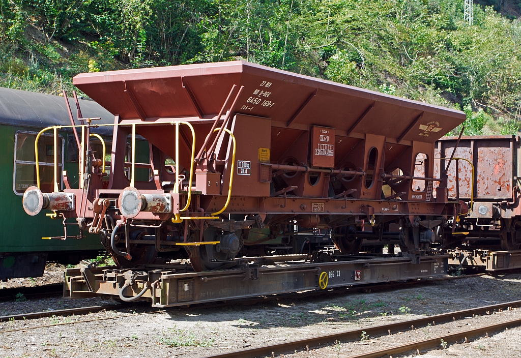 BEG Schttguttransportwagen Fcs-y 27 80 6450 169-7 (ex SBB 21 85 6460 001-1) verladen auf 1000mm Rollwagen BEG 43 (ex HSB 99 06 09) , abgestellt am 02.09.2012 im Schmalspur-Bahnhof Bohl der Brohltalbahn.
Der Normalspur Schttguttransportwagen wurde 1960 bei Schinder Waggon AG, Werk Pratteln gebaut. Der Rollwagen der Bauart Rw4 wurde im RAW Jena gebaut.