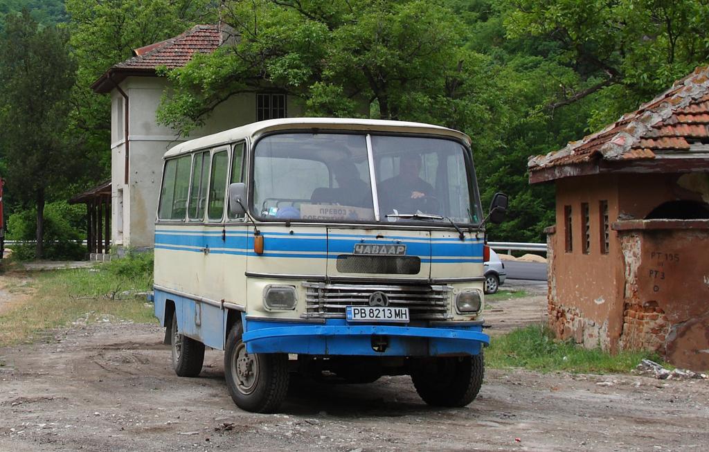 Bei diesem Oldie handelt es sich um einen russischen Schawdar.
Dieser Kleinbus befrderte am 9.5.2013 eine Gleisbautruppe
an der schmalspurigen Rodophenbahn in Bulgarien.