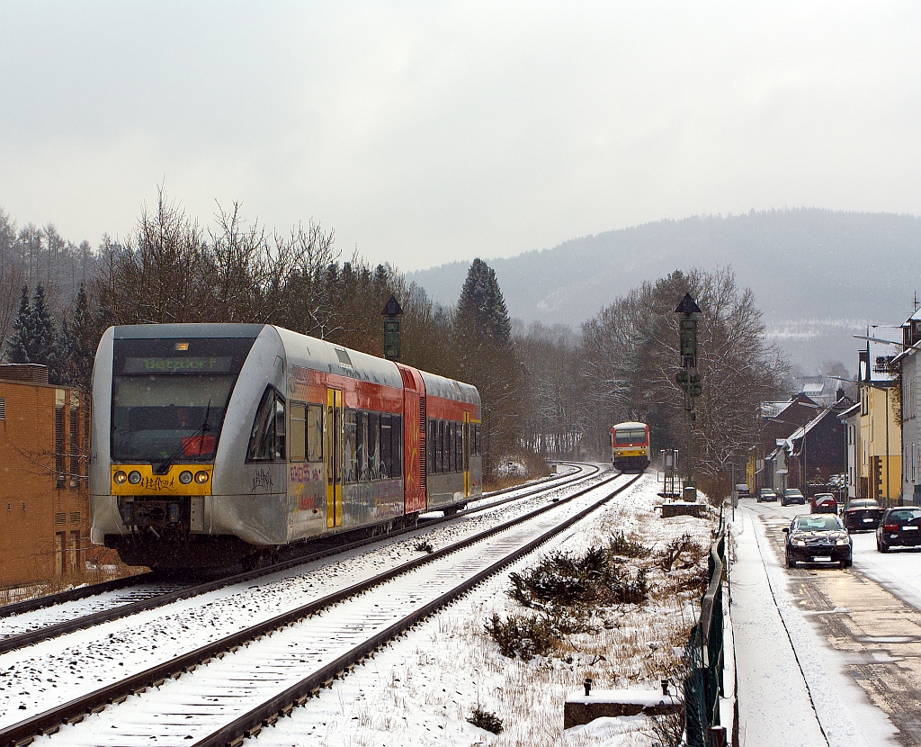 Bei leichtem Schneefall am 24.02.2013 - Links ein leicht beschmierte Stadler GTW 2/6 der Hellertalbahn auf der gleichnamentliche Strecke Hellertalbahn (KBS 462) und rechts der Dieseltriebzug 928 677-4 / 628 677-7 Daadetalbahn der Westerwaldbahn (WEBA) auf der  gleichnamentliche Strecke Daadetalbahn (KBS 463). Beide hier kurz vor dem Erreichen ihrer Endstation dem Betzdorf/Sieg. 
Liebe Gre an beide Triebwagenfhrer zurck, sowie meinen besten Dank an den TF der Hellertalbahn, der hier seine Geschwindigkeit etwas mehr verringerte so dass auch der 628 mehr ins Bild kam.