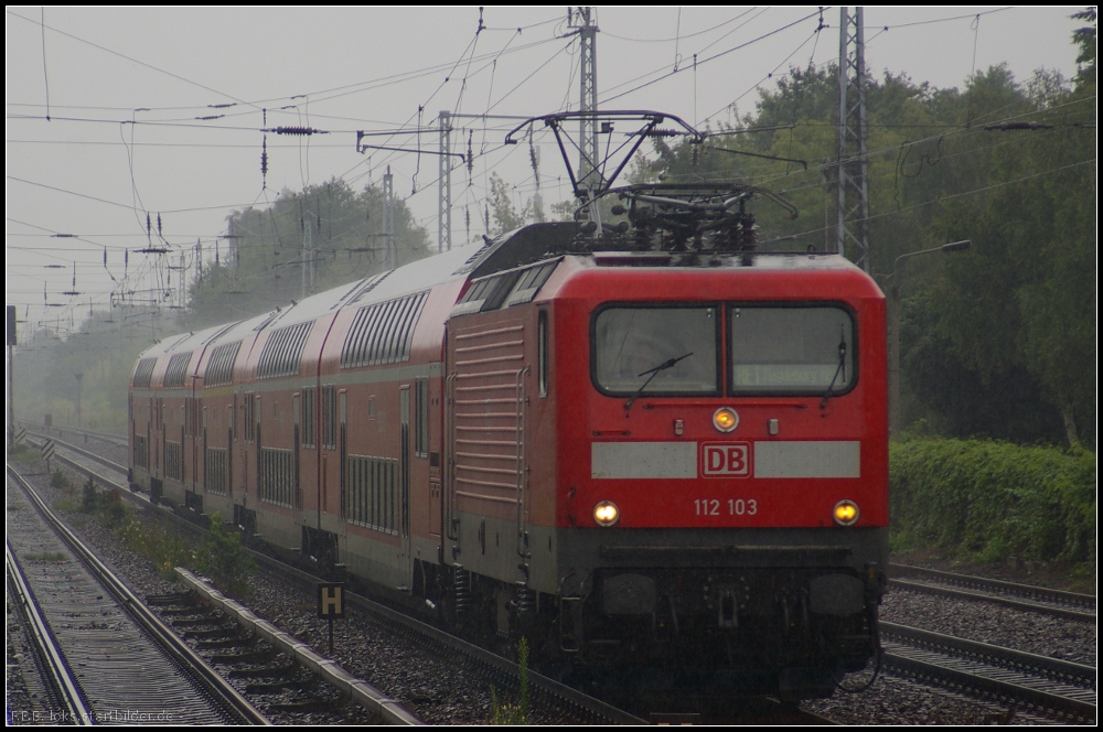 Bei starkem Regen f�hrt DB Regio 112 103 mit dem RE1 nach Magdeburg Hbf (gesehen 14.06.2012 Berlin Hirschgarten)