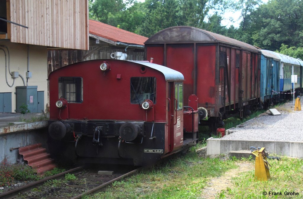 Bei der Tour auf der Lokalbahn Bad Endorf - Obing am See wurde diese DB Kf II 323 699-9 gesichtet, fotografiert aus dem Zug heraus in Amerang am 08.07.2012
--> Hersteller:  Fa. Jung, Jungenthal 1959 unter der Fabriknummer 13139 als Kf 6701 
Weitere Informationen zur Lok sind unter folgender Seite auf der Hompage des Vereines zu finden:

http://www.chiemgauer-lokalbahn.de/ueberuns/323699.html 



