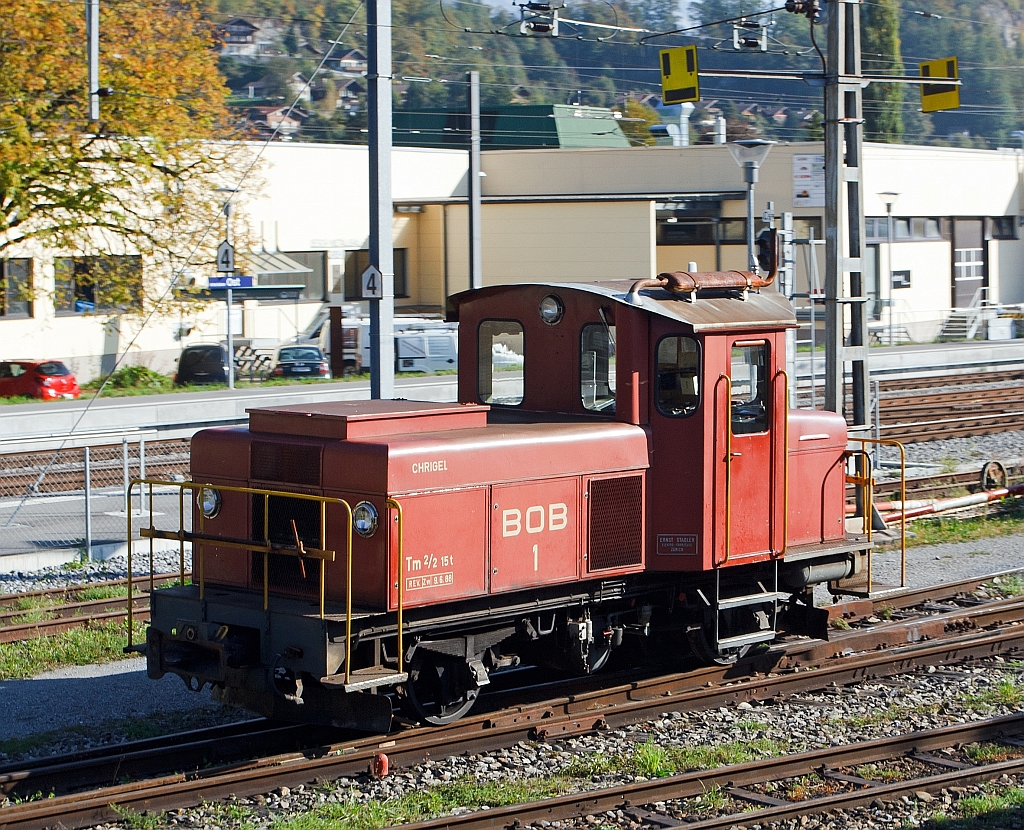 Berner Oberland-Bahn Rangierlok BOB 1 (CHRIGEL) eine Tm 2/2 am 02.10.2011 in Interlaken Ost, vor dem Depot der Ballenberg Dampfbahn. Aufnahme aus fahredem Zug.