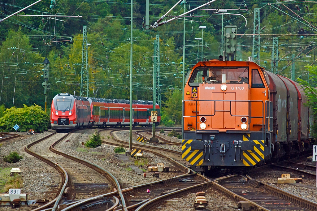 Betzdorf/Sieg am 02.10.2012: Rechts rangiert die KSW (Kreisbahn Siegen-Wittgenstein) Lok 42 eine MaK 1700 BB, hinten links, kurz vor der Einfahrt in den Bahnhof, 442 254 und 442 256 (Zwei gekuppelte 4-teilige Tallent 2) als RE 9 (rsx - Rhein-Sieg-Express) Aachen - Kln - Siegen.