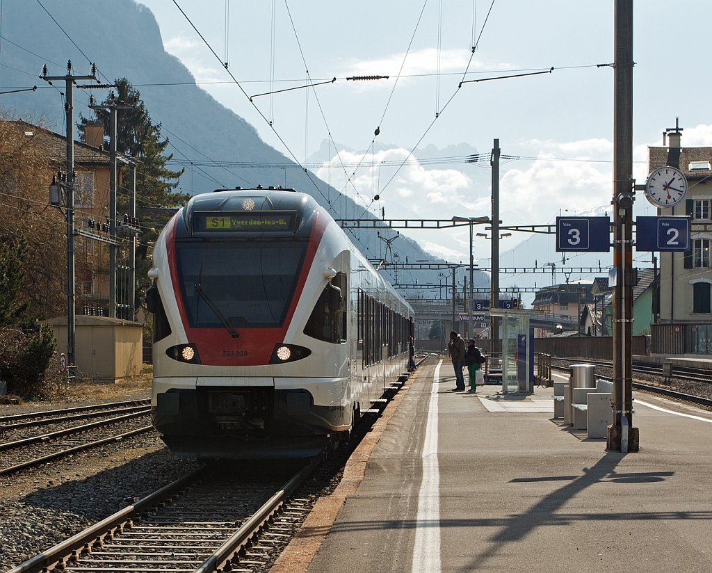 Bevor ich in den FLIRT einsteige muss ich noch ein Bild von ihm machen - Der Stadler FLIRT  RABe 523 024 der SBB (RER Vaudois) als S1 (Villeneuve - Montreux -  Vevey - Lausanne -  Yverdon-les-Bains), steht am 26.02.2012 im Bahnhof Villeneuve zur Abfahrt bereit.