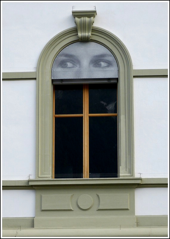 Big brother is watching you: Eure Eskapaden in Brig wurden von unerwarteter Seite beobachtet. ;-) Detailaufnahme der Fassade des SBB Empfangsgebudes in Brig. 23.05.2012 (Jeanny)