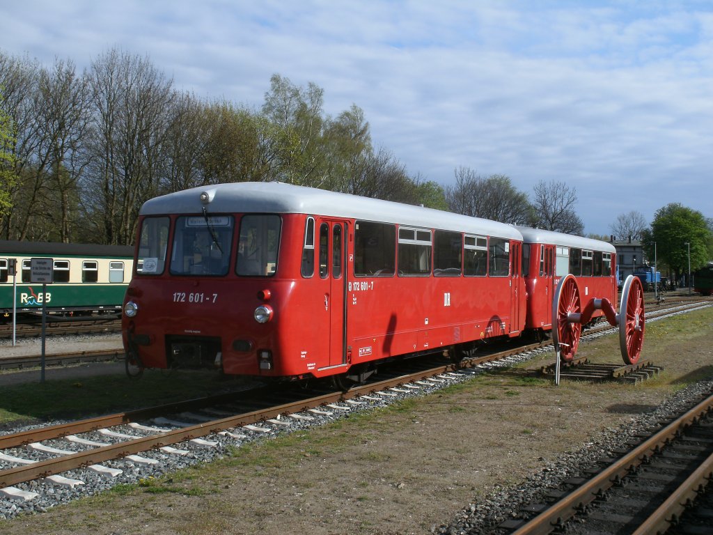 Bis zum 01.Mai 2012 wird der Neustrelitzer LVT 172 001-0/601-7 planm��ig zwischen Bergen/R�gen und Lauterbach Mole zum Einsatz kommen.Aufnahme am 27.April 2012 in Putbus. 