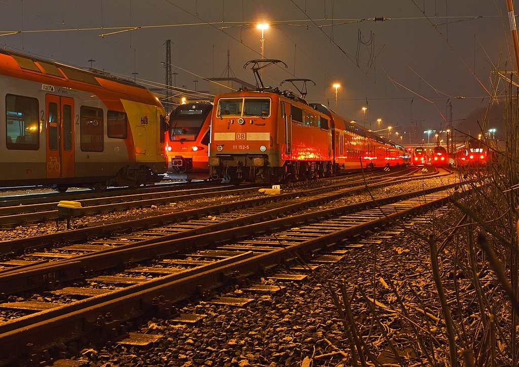 Blick auf den nchtlichen Abstellbereich im Hbf Siegen am 21.03.2013 um 2:30 Uhr - im Vordergrund, eingerahmt von Flirts, die  111 152-2 mit Dosto´s von dem RE 9 rsx - Rhein-Sieg-Express. 

Hier das gleiche Bild mit einem anderen Weiabgleich, hier kann man sehr gut den Unterschied erkennen.