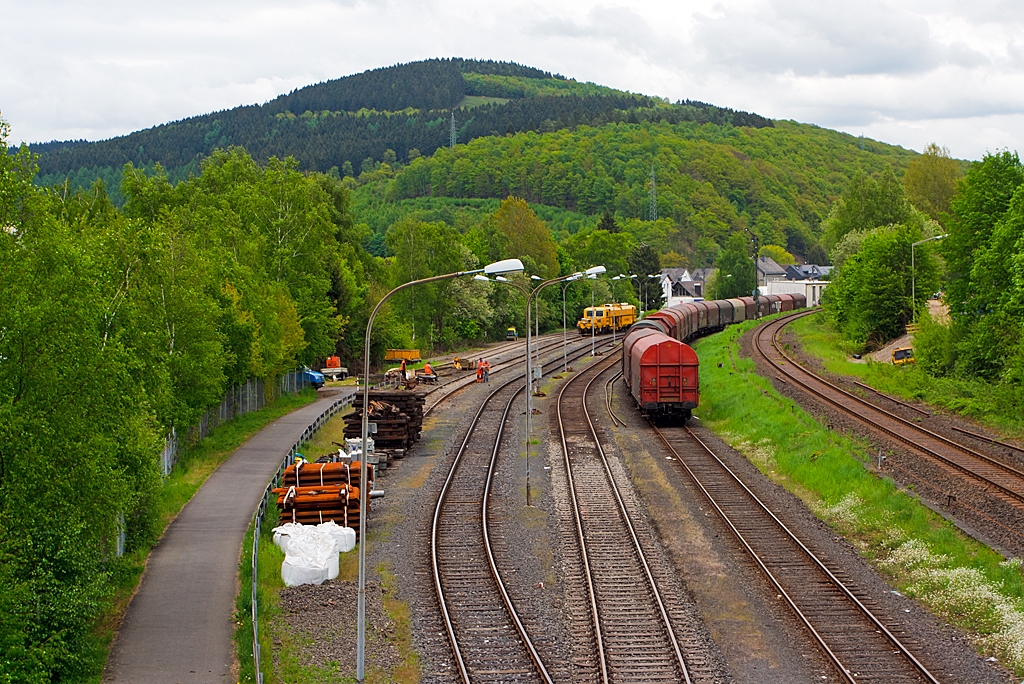 Blick auf den Rangierbahnhof der KSW Kreisbahn Siegen-Wittgenstein (ehem. Freien Grunder Eisenbahn AG) in Herdorf am 15.05.2013.

Rechts sind Schiebeplanenwagen fr Coiltransporte der Gattung Shimmns abgestellt, auf den linken Gleisen sind die Abschluarbeiten der Gleiserneuerung noch im Gange.