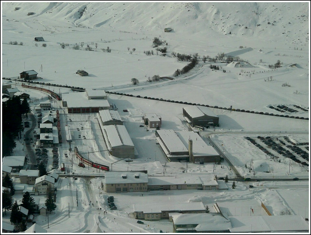 Blick aus dem fahrenden Glacier Express auf den MGB Bahnhof von Andermatt. 26.12.2009 (Jeanny)