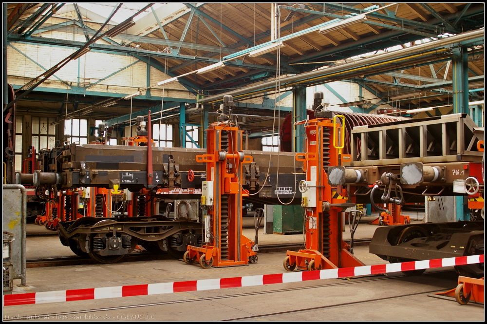 Blick quer durch die Halle, in der die diversen Arbeiten an den G�terwagen vorgenommen werden ( 135 Jahre Werk Eberswalde - Tradition mit Zukunft , 08.06.2013)