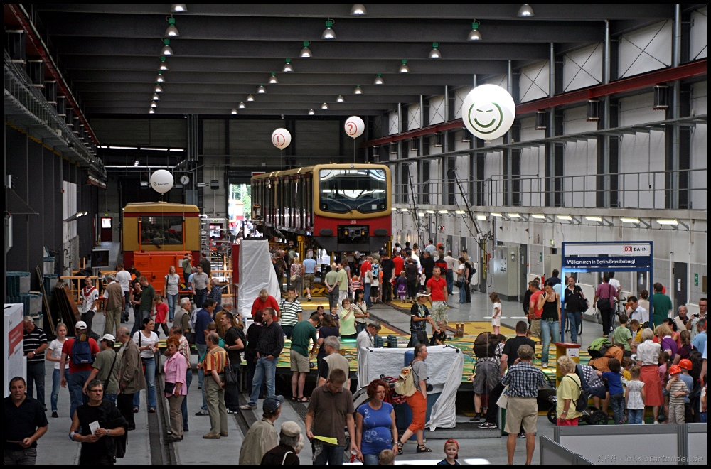Blick in die zweite, kleinere Halle (Tag der offenen T�r S-Bw Gr�nau, 08.08.2010)