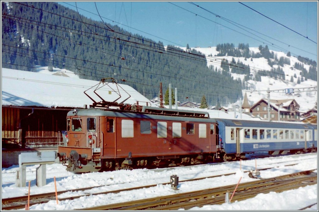 BLS Ae 4/4 251 in Zweisimmen.
Gescanntes Negativ vom 13. Jan. 2000