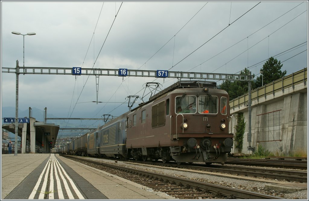 BLS Re 4/4 171 und zwei Re 465 mit einem Gterzug in Spiez am 29. Juni 2011. 