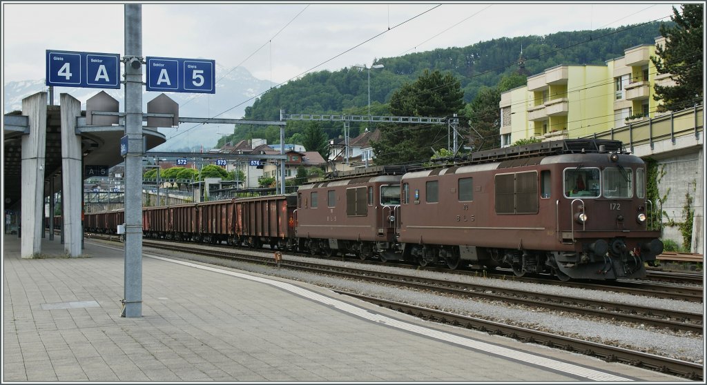 BLS Re 4/4 172 und 190 mit einem DB Gterzug nach Basel beim Halt in Spiez. 
1. Juni 2012