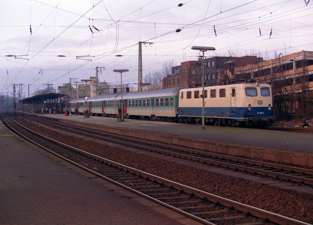 BR 141 mit Silberlinge. Lehrte 07-01-1993.