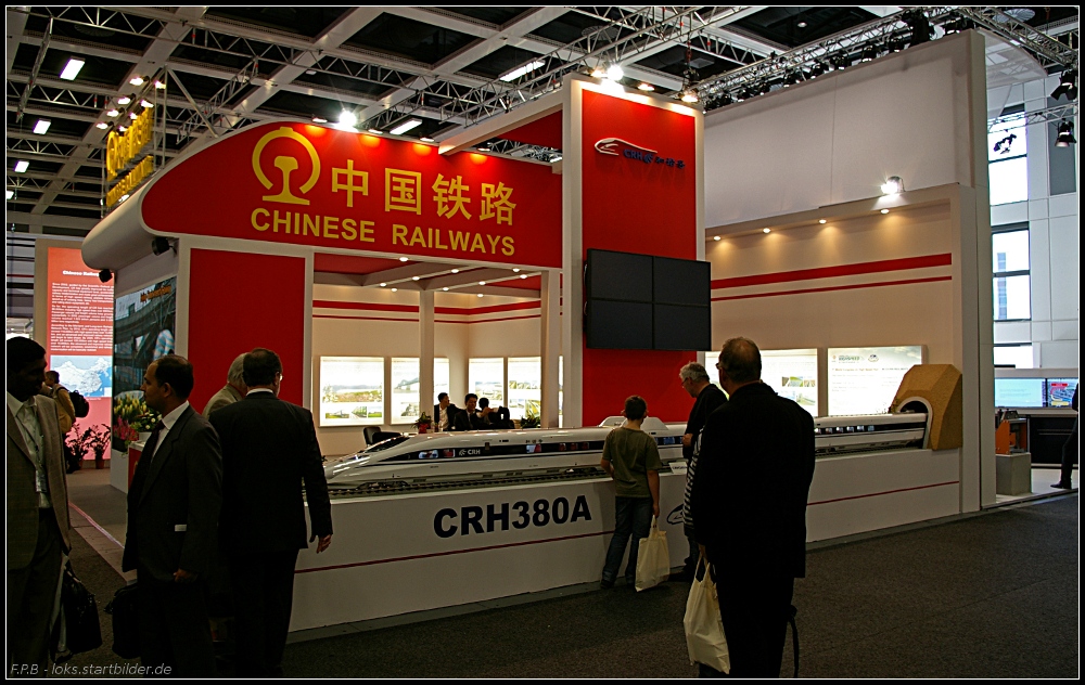 Chinese Railways pr�sentiert sich dem Fachpublikum mit seinem Hochgeschwindigkeitszug CRH380A auf der Messe (INNOTRANS 2010, gesehen Berlin 22.09.2010)