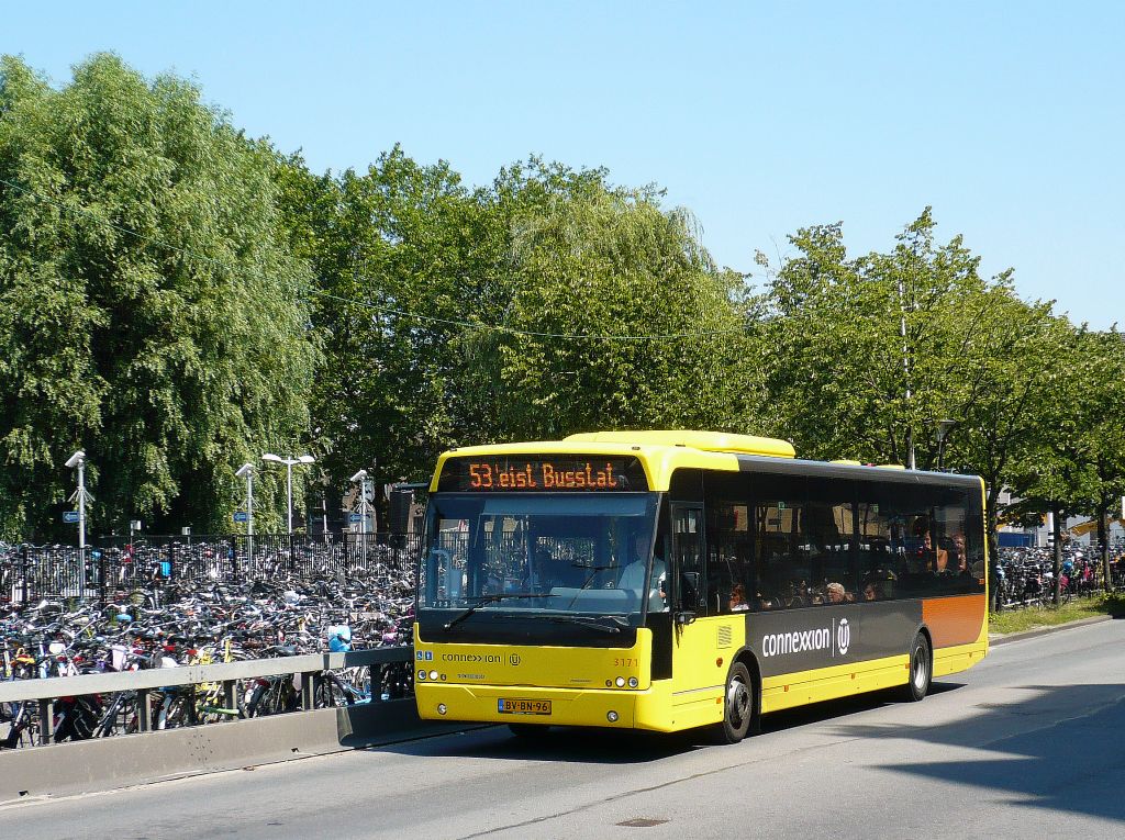 Connexxion Bus 3171 DAF VDL Berkhof Ambassador 200 Baujahr 2008. Smakkelaarsveld Utrecht 25-07-2012.

Connexxion bus 3171 DAF VDL Berkhof Ambassador 200 bouwjaar 2008. Smakkelaarsveld Utrecht 25-07-2012.