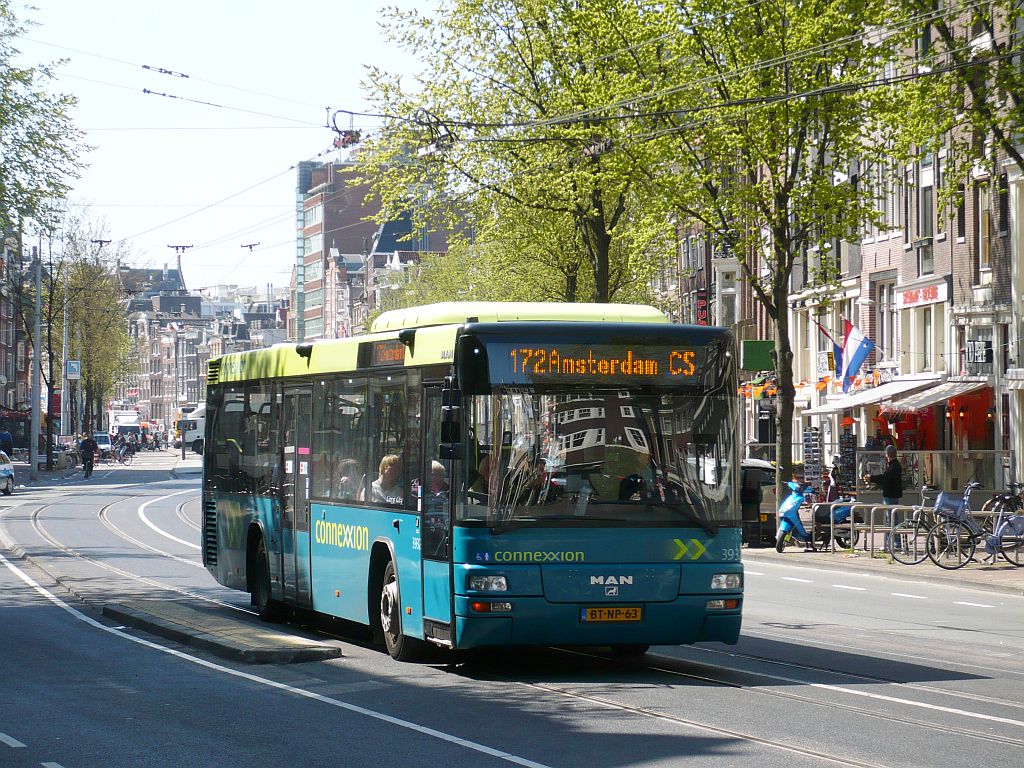 Connexxion Bus 3932 MAN Lion's City Baujahr 2007. Nieuwezijds Voorburgwal Amsterdam 01-05-2013.

Connexxion bus 3932 MAN Lion's City bouwjaar 2007. Nieuwezijds Voorburgwal Amsterdam 01-05-2013.