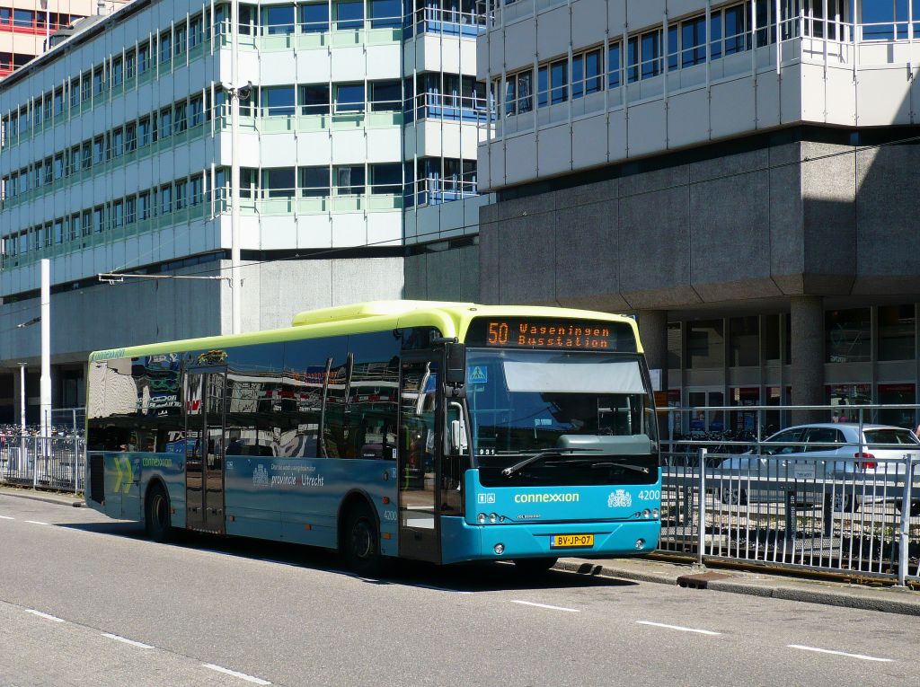 Connexxion Bus 4200 DAF VDL Berkhof Ambassador 200 Baujahr 2008.  Stationsplein  Utrecht 24-07-2012.

Connexxion bus 4200 DAF VDL Berkhof Ambassador 200 bouwjaar 2008.  Stationsplein  Utrecht 24-07-2012.