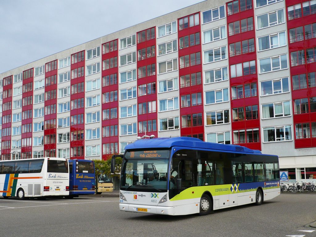 Connexxion Bus 4832 Van Hool New A300. Stationsplein Leiden 11-09-2011.