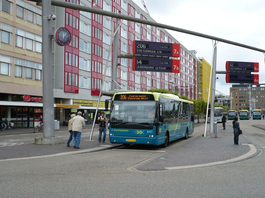 Connexxion Bus 8457 DAF/VDL Berkhof Ambassador 200 Baujahr 2005. Leiden Centraal Station 30-08-2011.