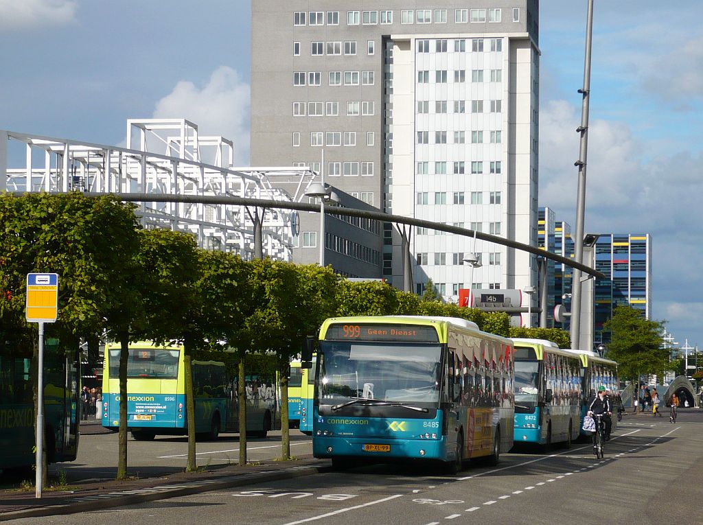 Connexxion Bus 8485 en 8472 DAF VDL Berkhof Ambassador 200 bouwjaar 2005. Stationsplein Leiden 20-09-2012.

Connexxion bus 8485 en 8472 DAF VDL Berkhof Ambassador 200 bouwjaar 2005. Stationsplein Leiden 20-09-2012.