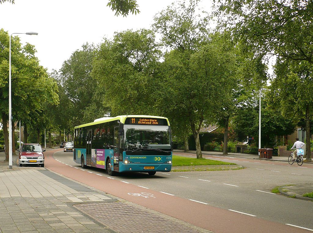 Connexxion Bus 8576 DAF VDL Berkhof Ambassador 200 Baujahr 2005. Burggravenlaan Leiden 27-06-2012.

Connexxion bus 8576 DAF VDL Berkhof Ambassador 200 bouwjaar 2005. Burggravenlaan Leiden 27-06-2012.