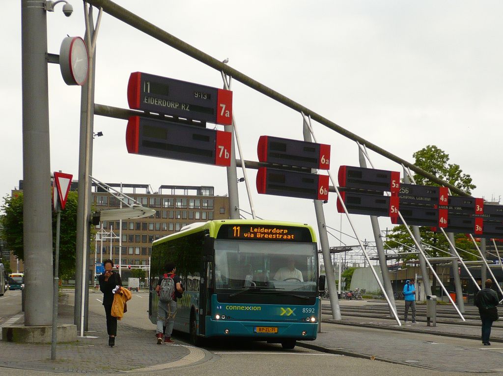 Connexxion Bus 8592 VDL Berkhof Ambassador 200 Baujahr 2005. Stationsplein Leiden 12-06-2012.