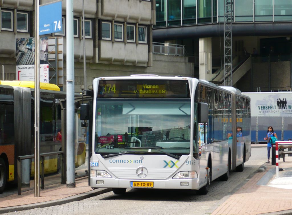 Connexxion Bus 9175 Mercedes-Benz O530G Citaro Baujahr 2004. Stationsplein Utrecht 08-08-2012.

Connexxion bus 9175 Mercedes-Benz O530G Citaro bouwjaar 2004. Stationsplein Utrecht 08-08-2012.